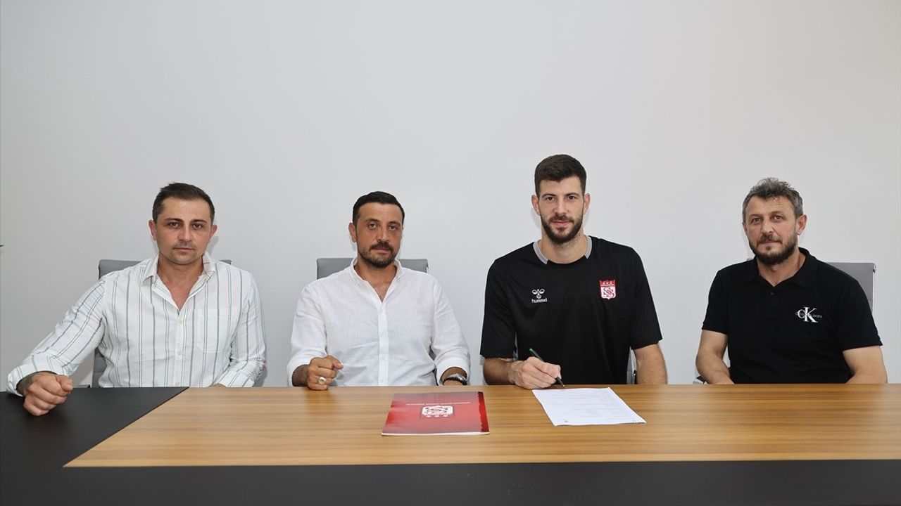 Sivasspor, Kaleci Göktuğ Bakırbaş'ı Transfer Etti
