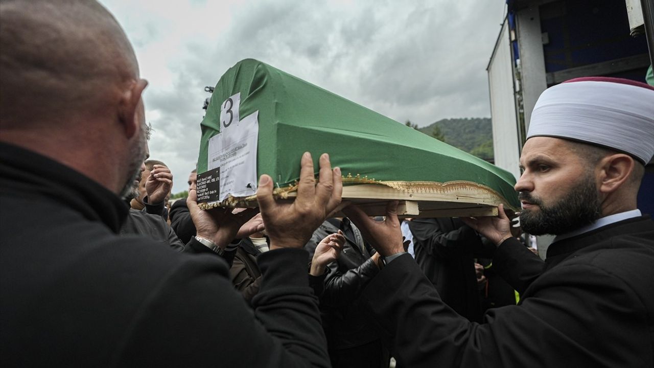 Srebrenitsa Soykırımı'nın 30. Yılı: Gözyaşlarıyla Uğurlanan 7 Cenaze