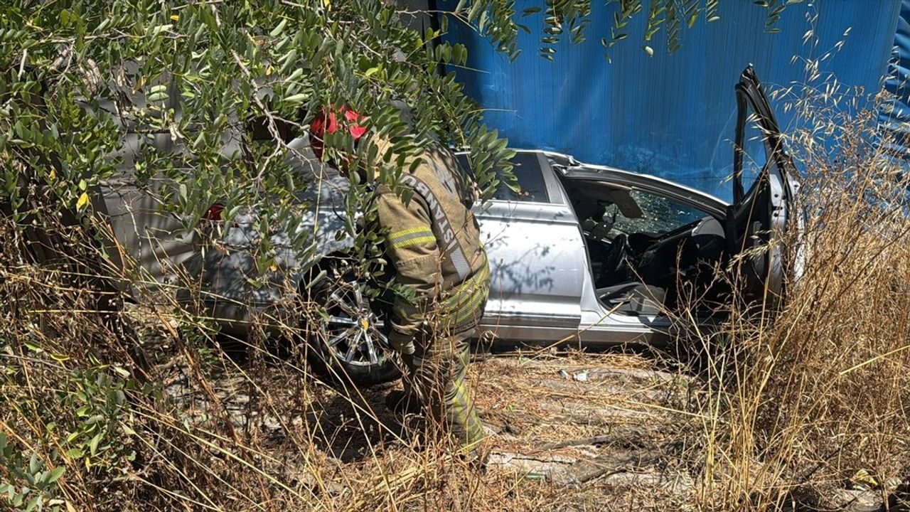 Sultanbeyli'de Devrilen Otomobil Sürücüsü Yaralandı