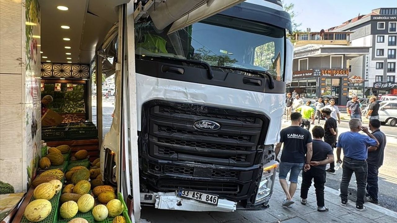 Sultanbeyli'de Tır Kazası: 5 Araç Hasar Gördü