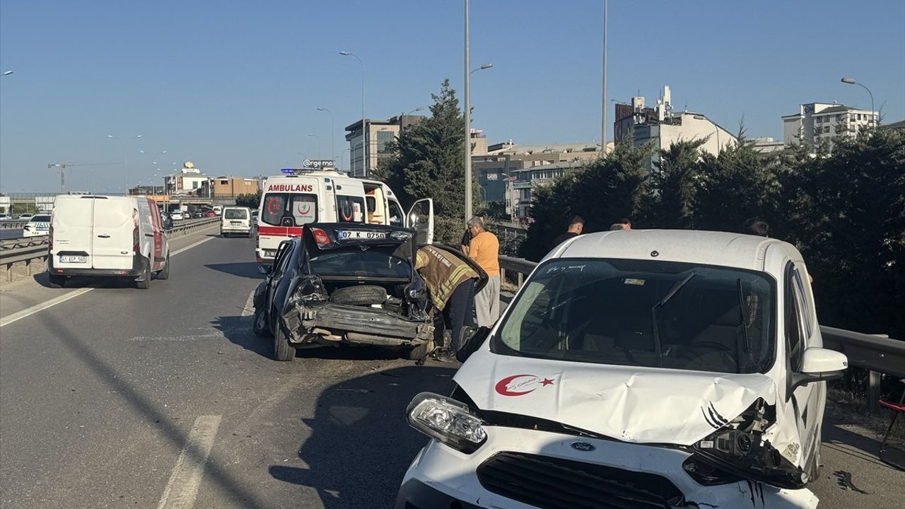 Sultanbeyli'de Trafik Kazası: 4 Yaralı