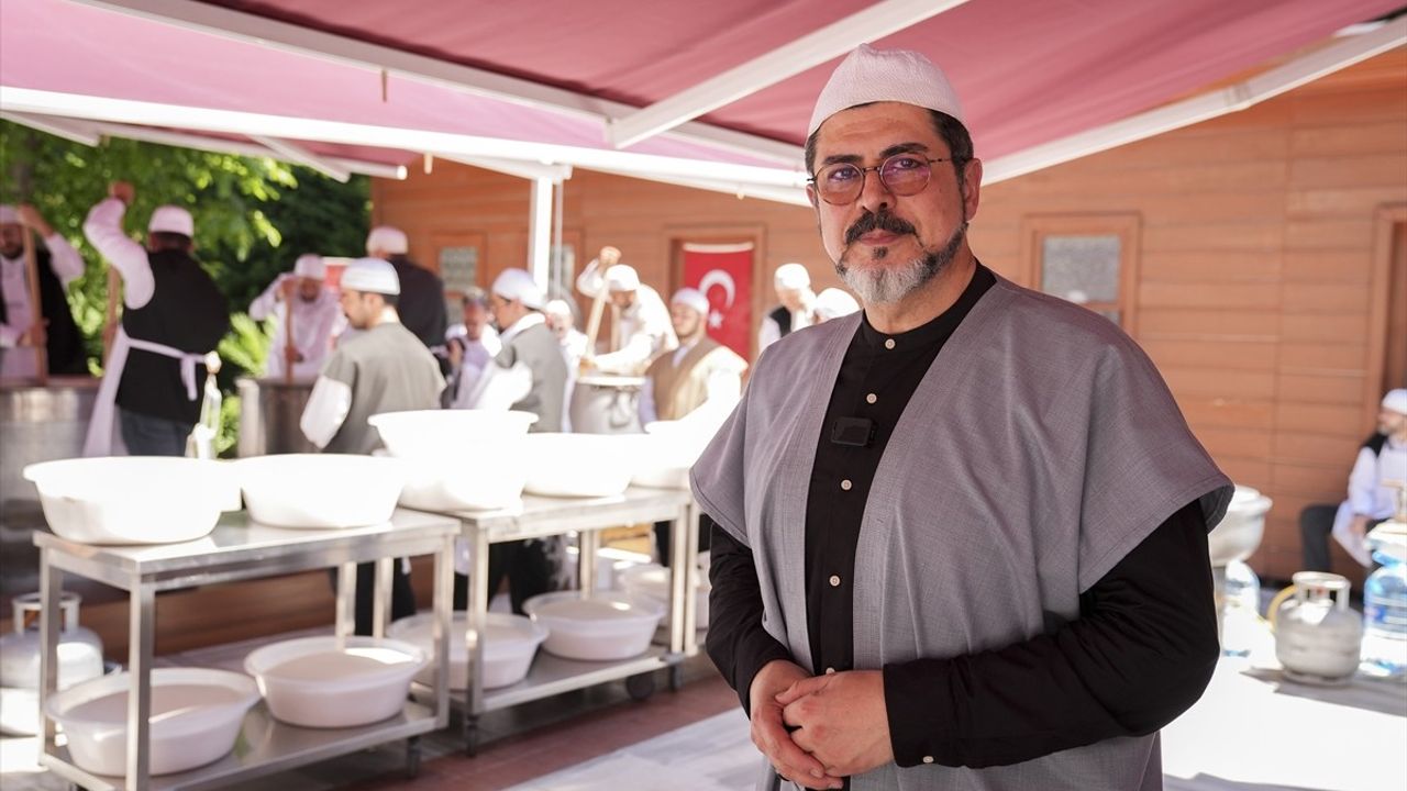 Sümbül Efendi Merkez Tekkesi'nde 10 Bin Kişilik Aşure Geleneği Yaşatıldı
