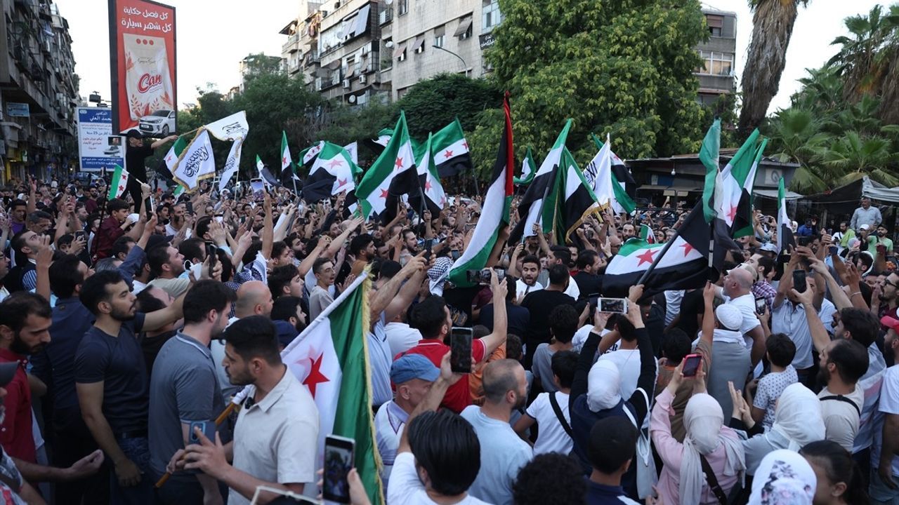 Suriye'de İsrail Hava Saldırılarına Karşı Protestolar
