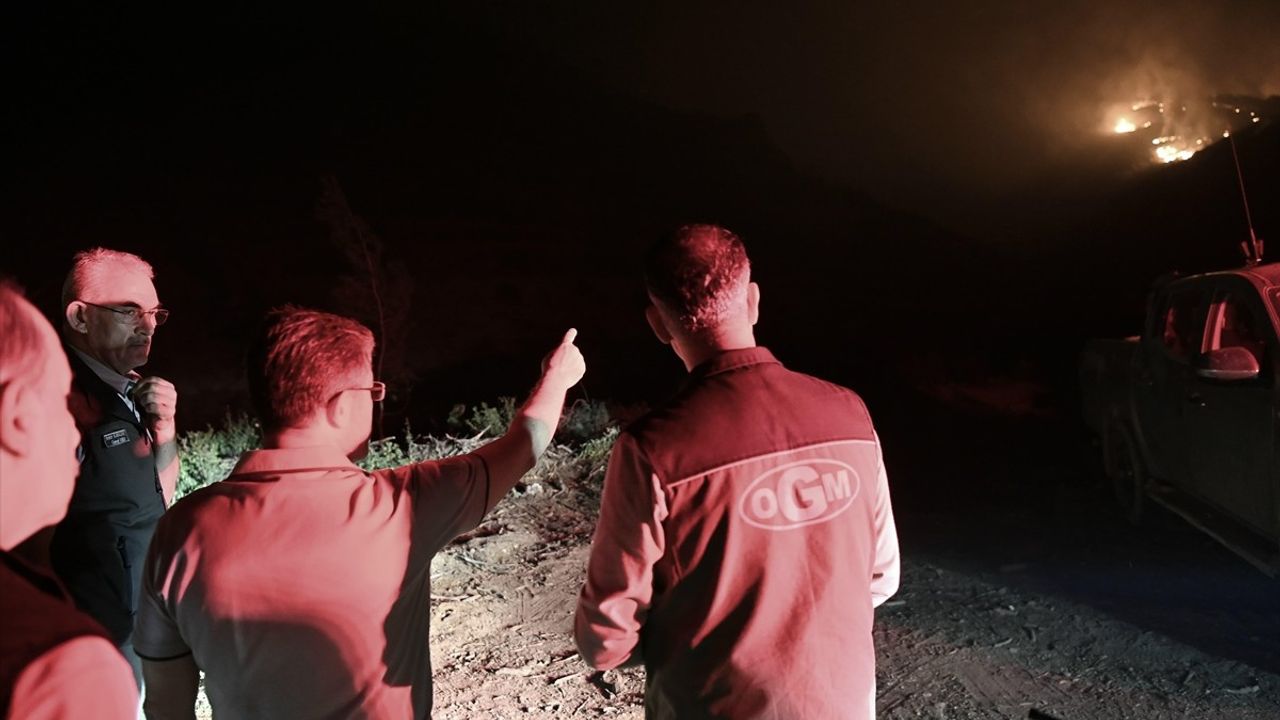 Tarım ve Orman Bakanı Yumaklı, Bilecik'te Orman Yangınıyla Mücadele Eden Ekipleri Destekledi