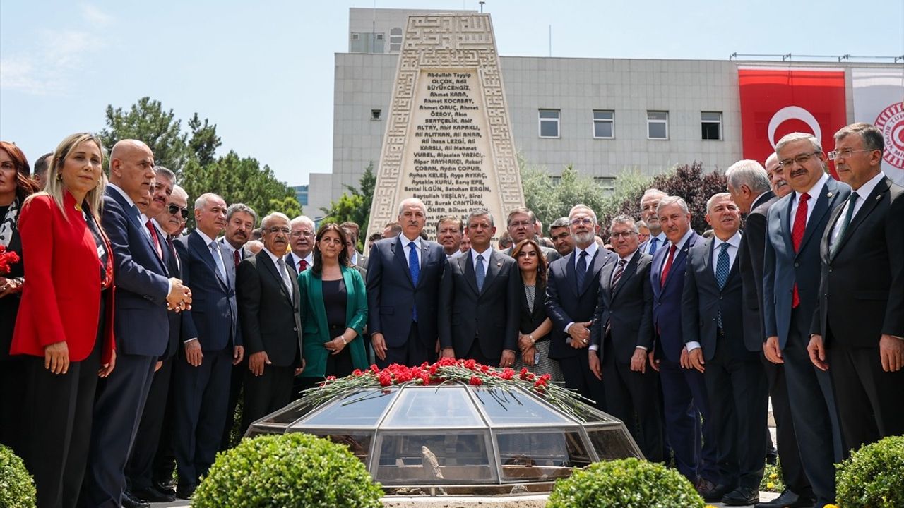 TBMM Başkanı Kurtulmuş'tan 15 Temmuz Anısına Karanfil ve 'Demokrasi Serüveni' Sergisi