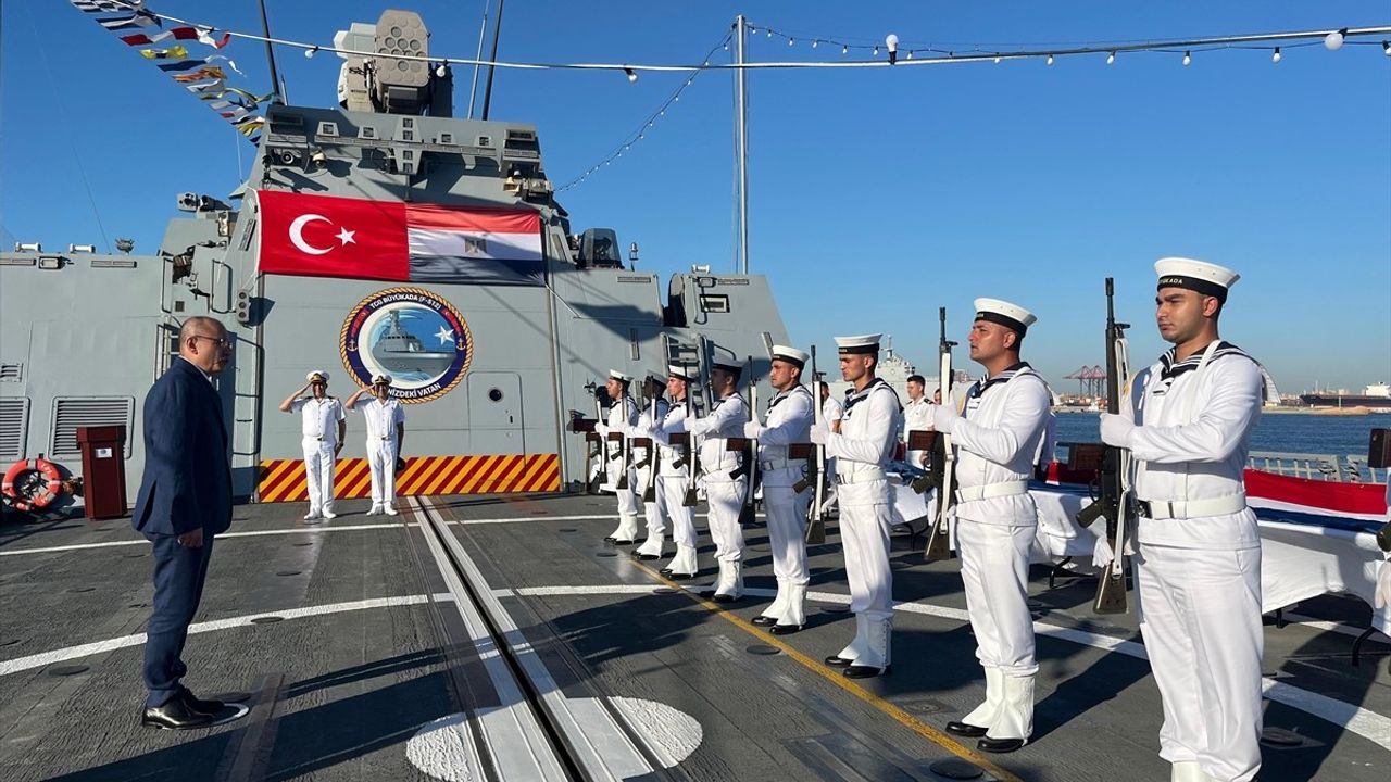 TCG Büyükada Korveti İskenderiye Limanı'nda
