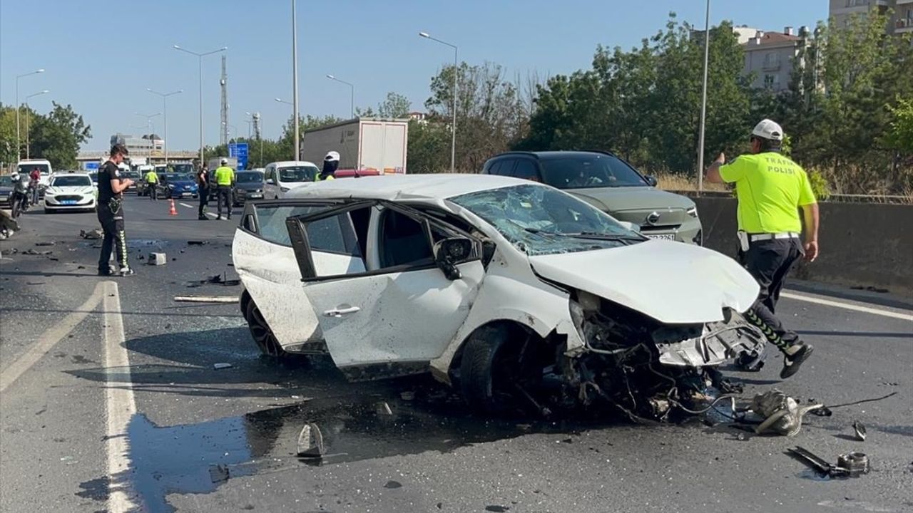 Tekirdağ'da Bariyere Çarpan Araçta 3 Yaralı