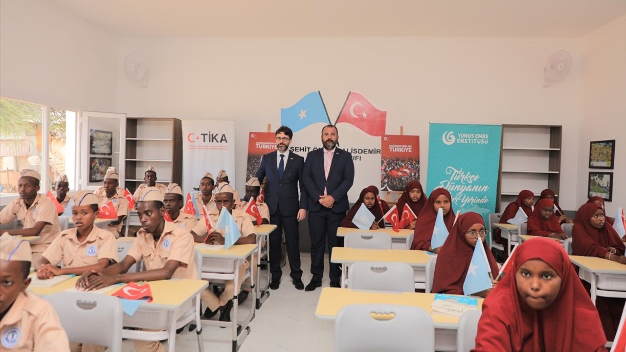 TİKA'dan Somali'de Şehit Ömer Halisdemir Türkçe Sınıfı