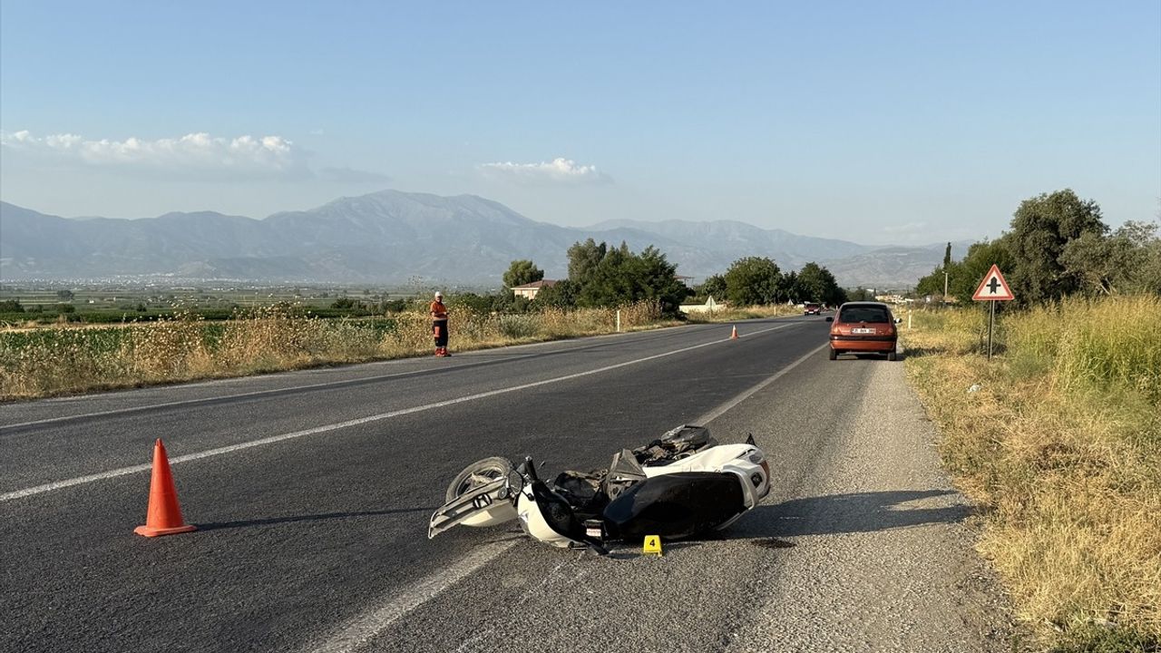 Tire'de Motosiklet ve Otomobil Çarpıştı: 14 Yaşındaki Çocuk Hayatını Kaybetti