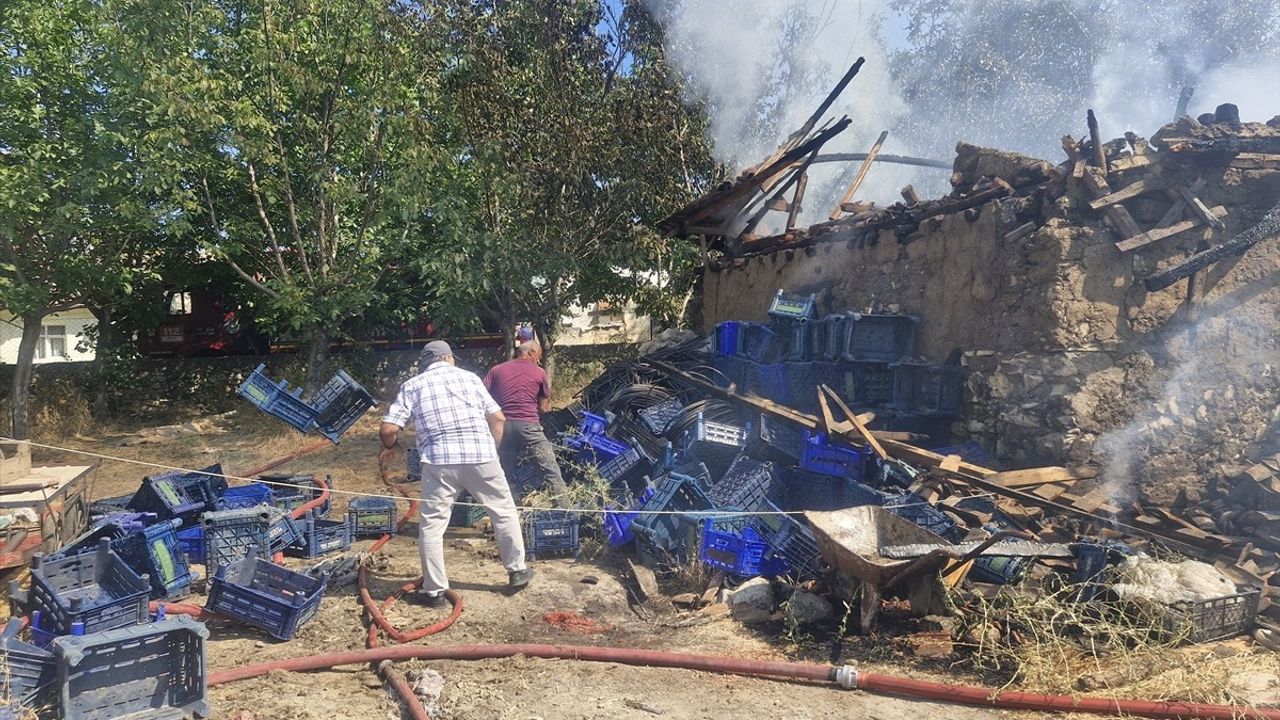 Tokat'ta Yangın Felaketi: Tarımsal Malzeme ve Ekipmanlar Zarar Gördü