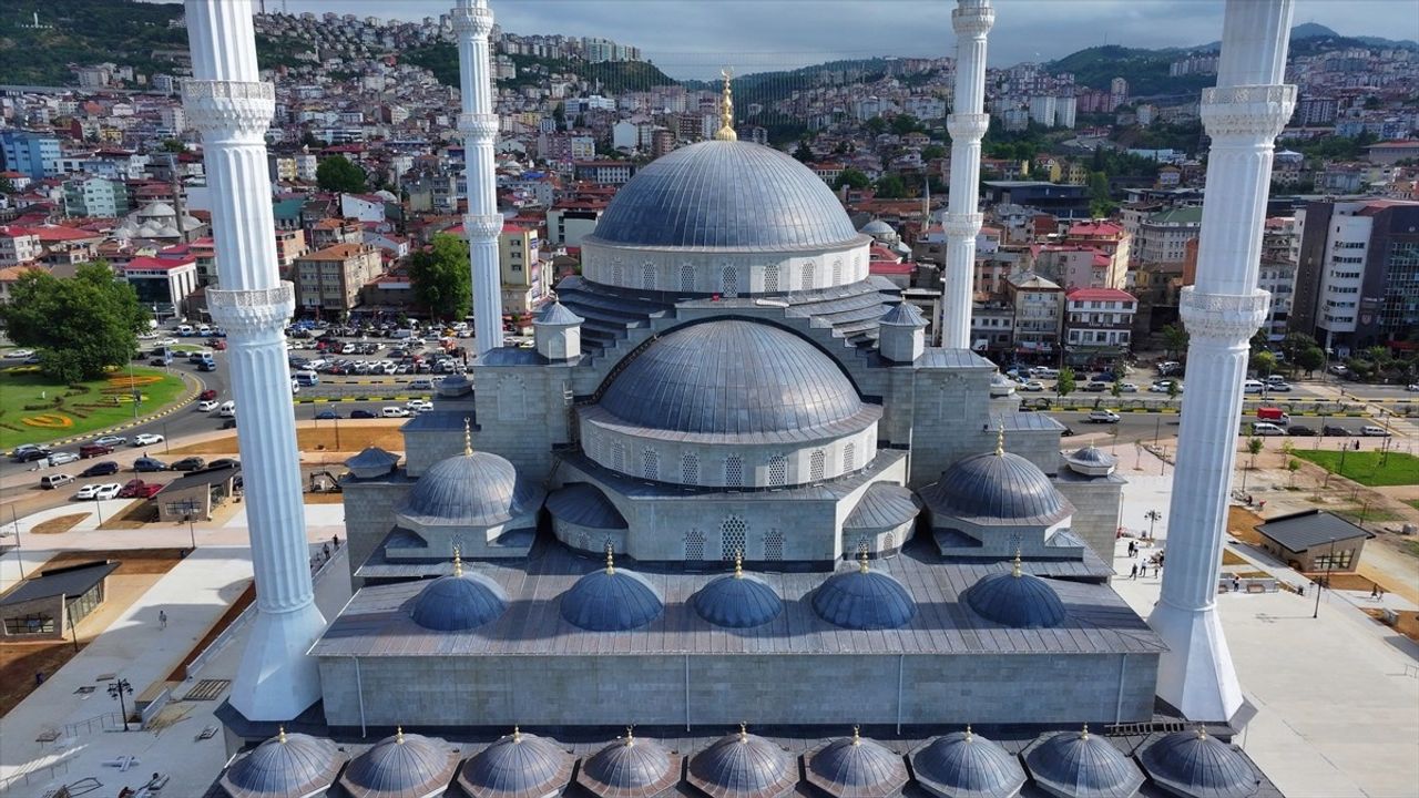 Trabzon Valisi Yıldırım'dan Hanife Hatun Camisi İncelemesi