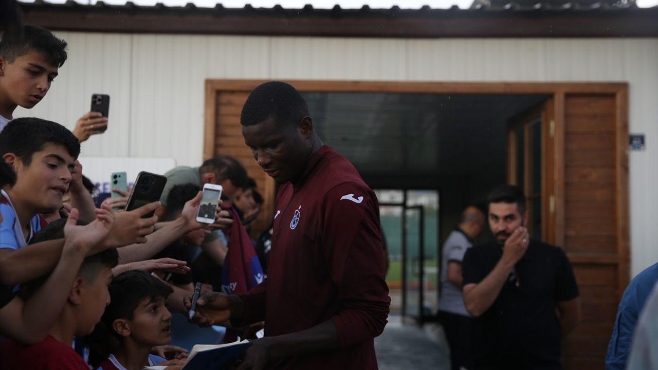 Trabzonspor, Erzurum'da Yağmura Rağmen Taraftarlarıyla Buluştu