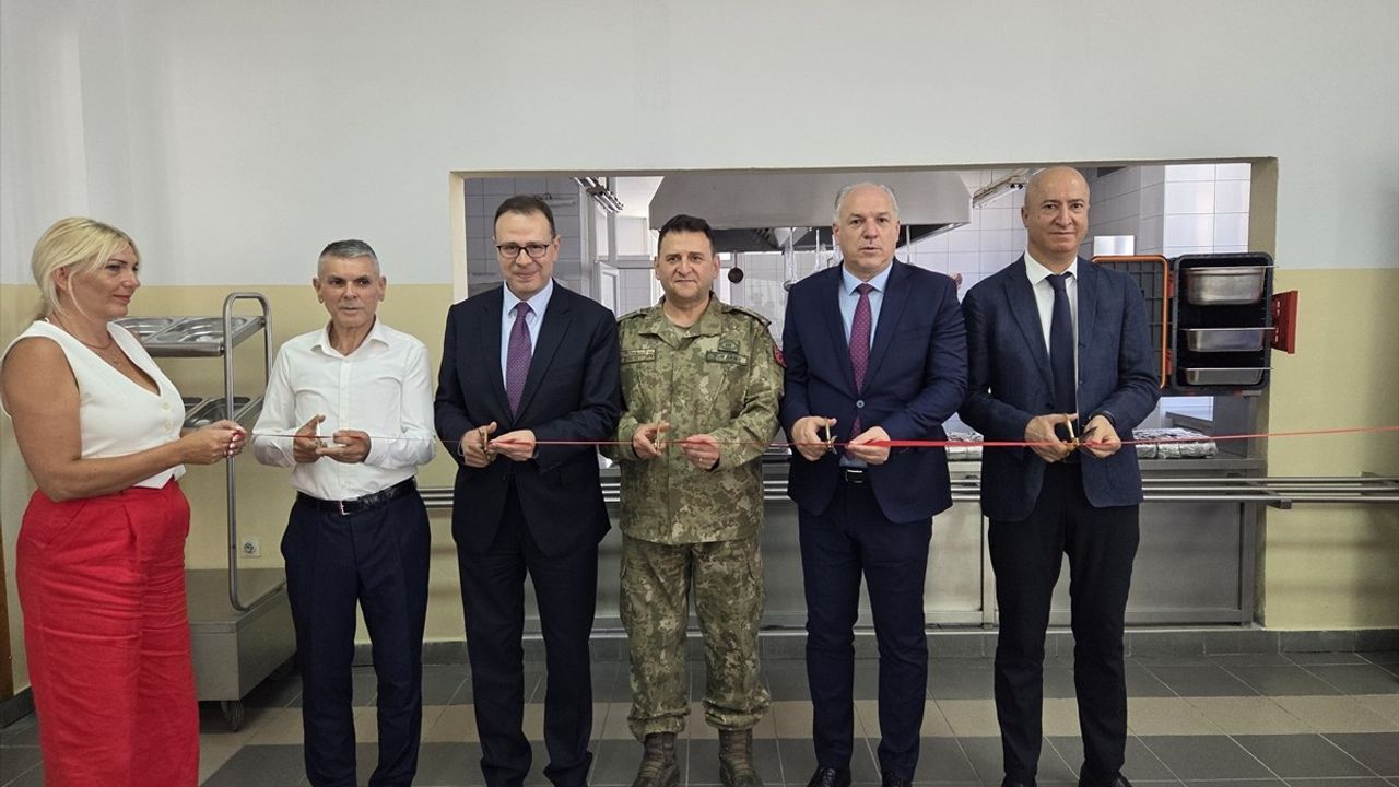 Türk Askerinin Kosova'daki İşitme ve Konuşma Engelliler Okuluna Desteği