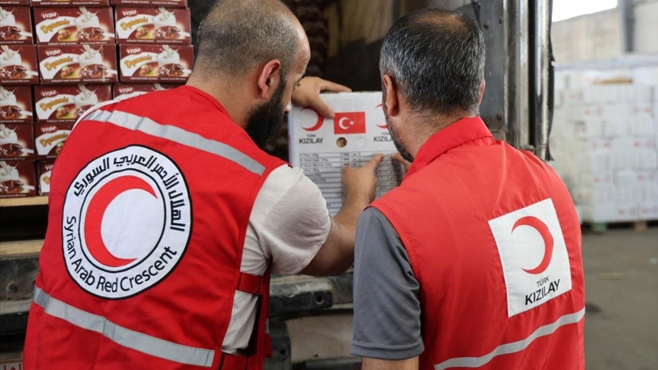 Türk Kızılay'dan Suriye'ye İki Tır İnsani Yardım Gönderildi