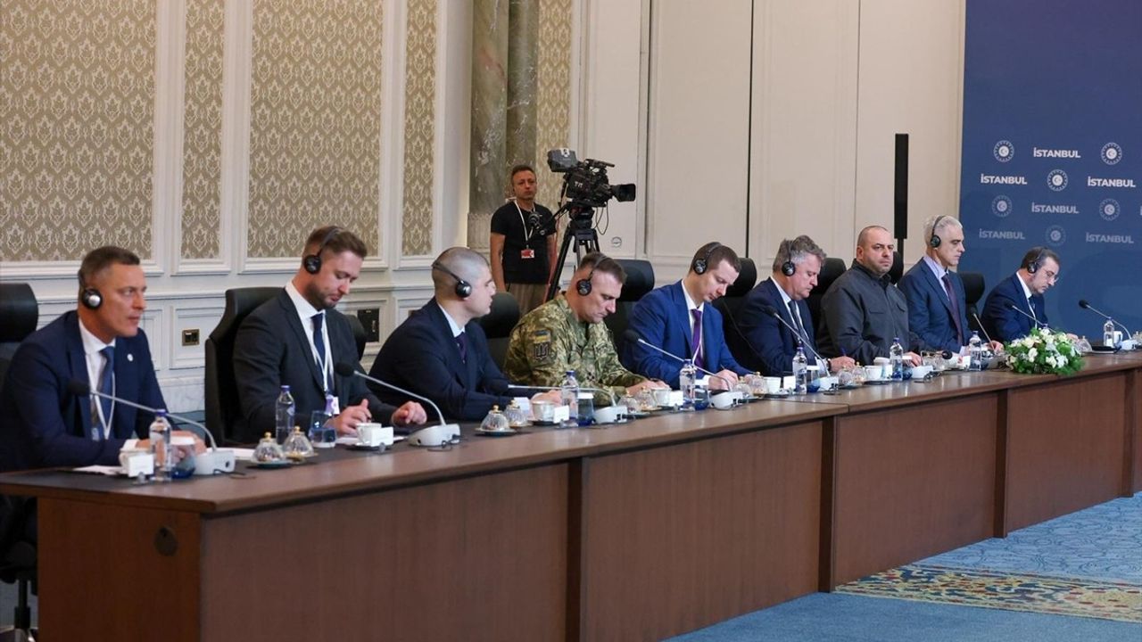 Türkiye-Rusya-Ukrayna Üçlü Toplantısı İstanbul'da Başladı