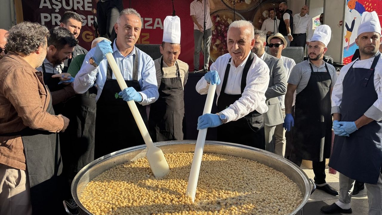Ümraniye'de 20 Bin Kişiye Aşure İkramı Yapıldı