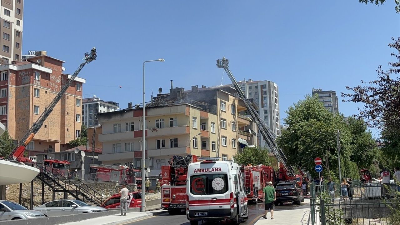 Ümraniye'de Yangın Paniği: Çatıdan Çatıya Sıçrayan Alevler Kontrol Altına Alındı