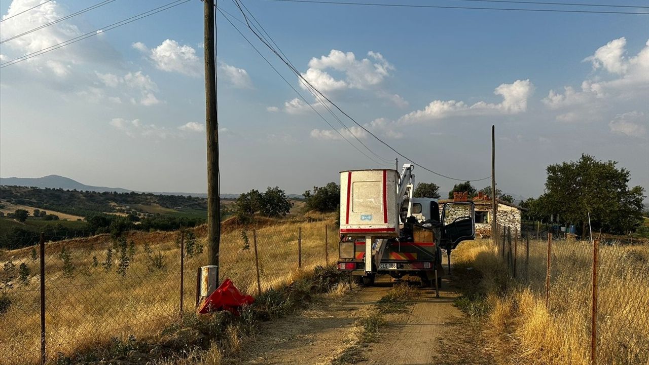 Uşak'ta Aydınlatma Direğinde Elektrik Akımına Kapılan Genç Hayatını Kaybetti