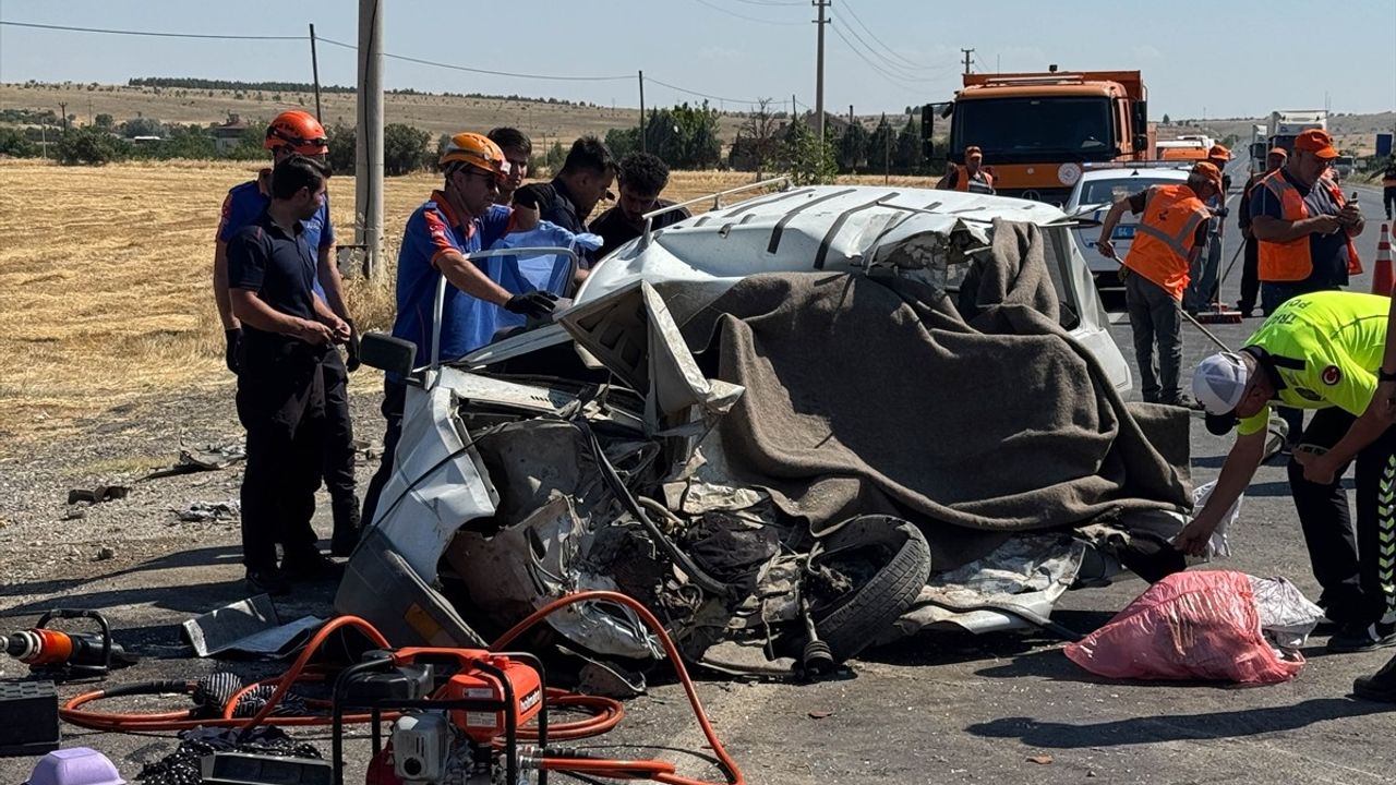Uşak'ta Otomobil ve Kamyon Çarpıştı: Baba ve Kızı Hayatını Kaybetti