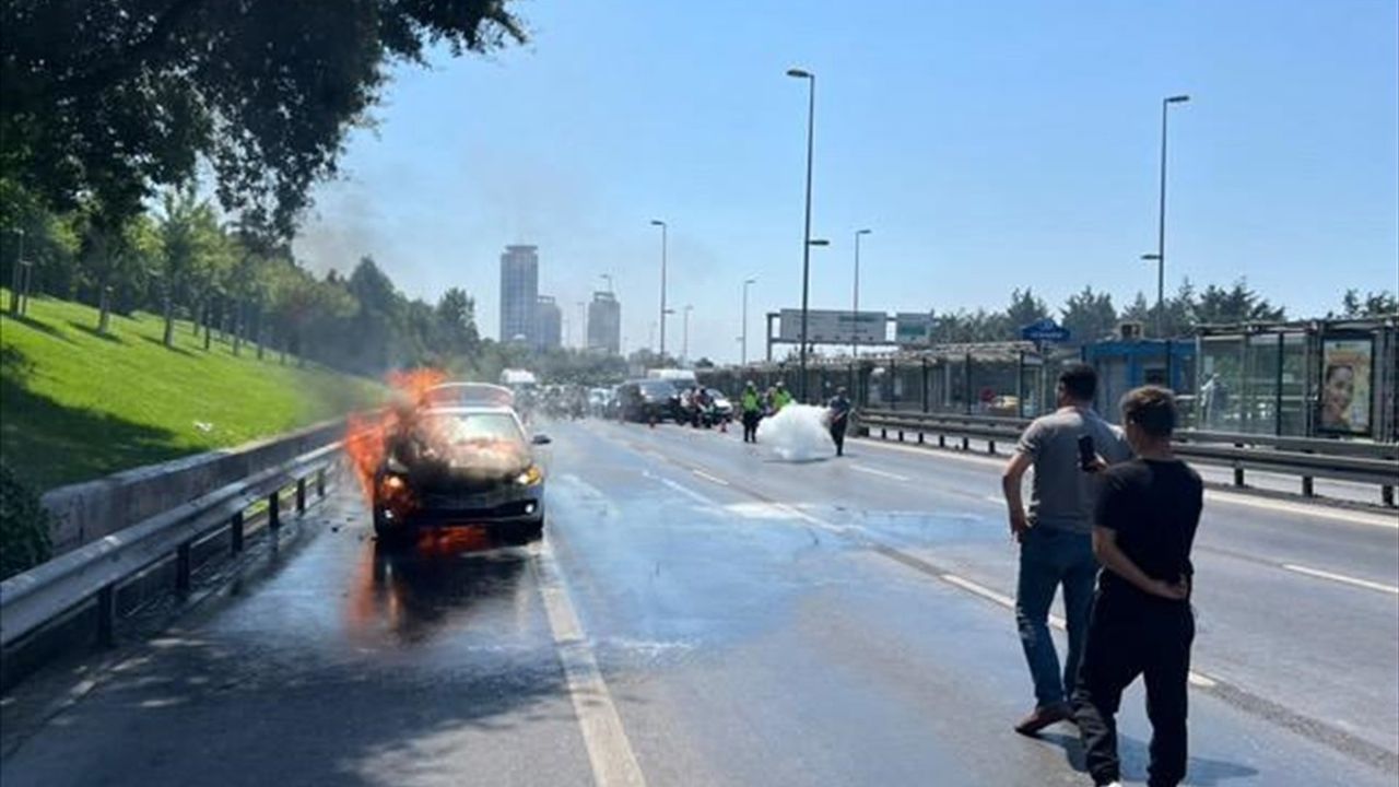 Üsküdar'da Seyir Halindeki Otomobil Alev Alev Yandı