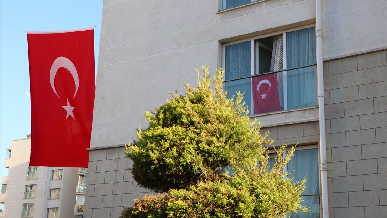 Üsteğmen Ege Akar'ın Şehadet Haberi İzmir'deki Ailesine Ulaştırıldı