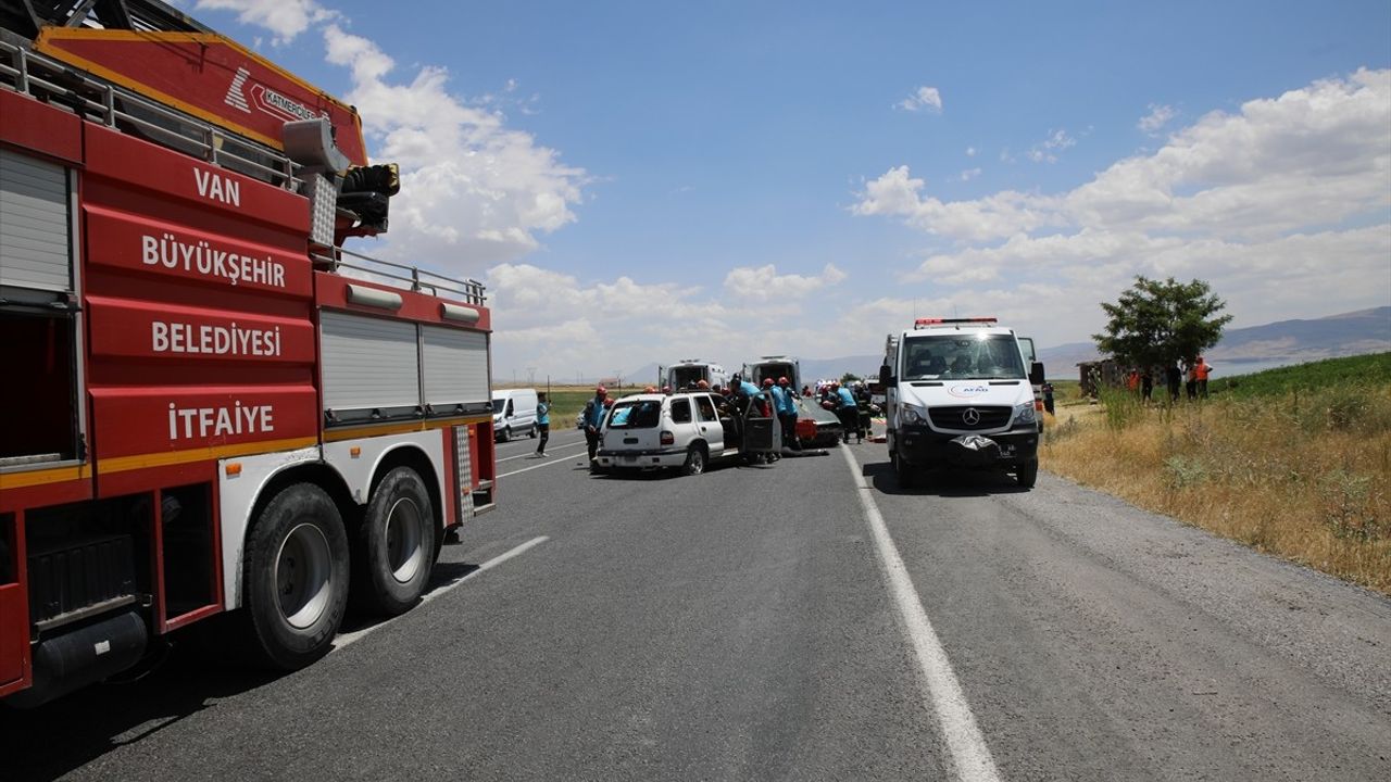 Van'da Gerçeği Aratmayan Trafik Kazası Tatbikatı