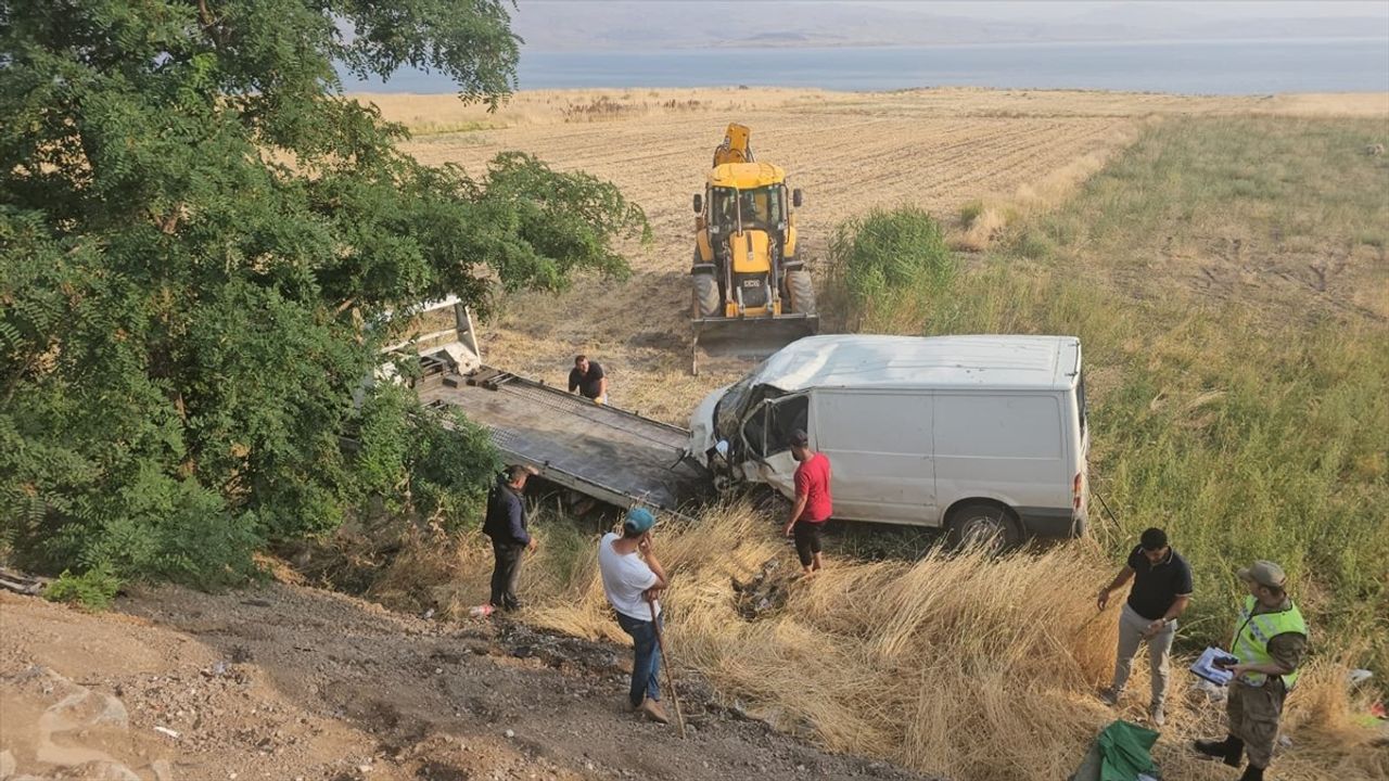 Van'da Minibüs-Otomobil Kazası: 14 Yaralı