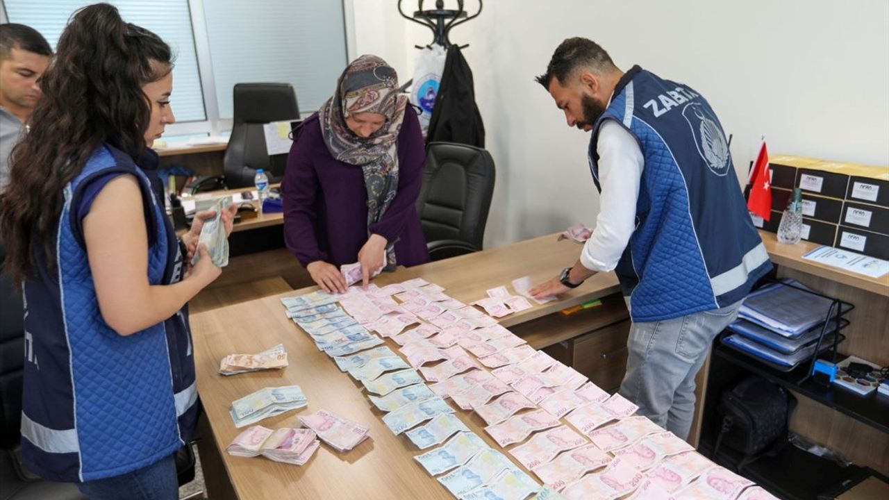 Van'da Zabıta Ekipleri Dilenciyi Yakaladı, Üzerinden 75 Bin 950 TL Çıktı