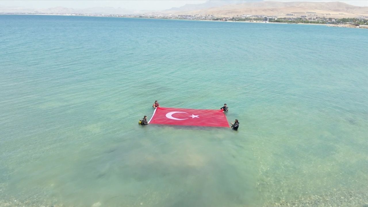 Van Gölü'nde Denizcilik ve Kabotaj Bayramı Coşkusu
