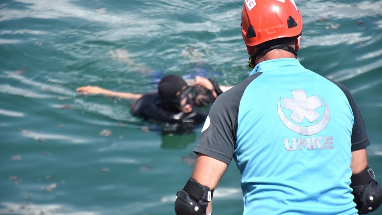 Van Gölü'nde Kurtarma Tatbikatı: UMKE ve Diğer Ekipler Bir Araya Geldi