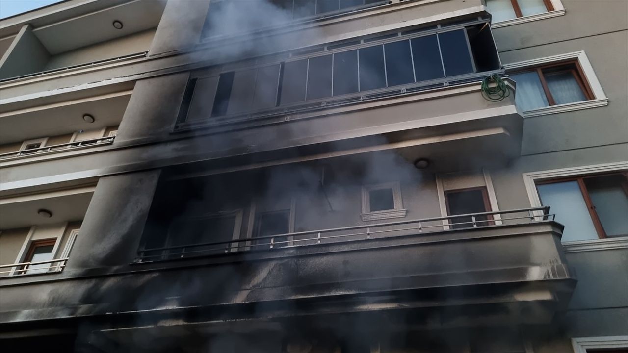 Yalova'daki Yangında Balkonlardan Kaçış