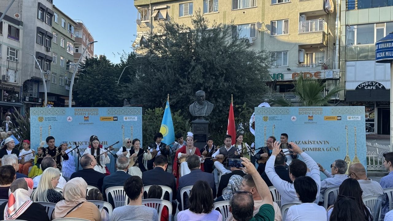 Zeytinburnu'nda Ulusal Dombra Günü Coşkuyla Kutlandı