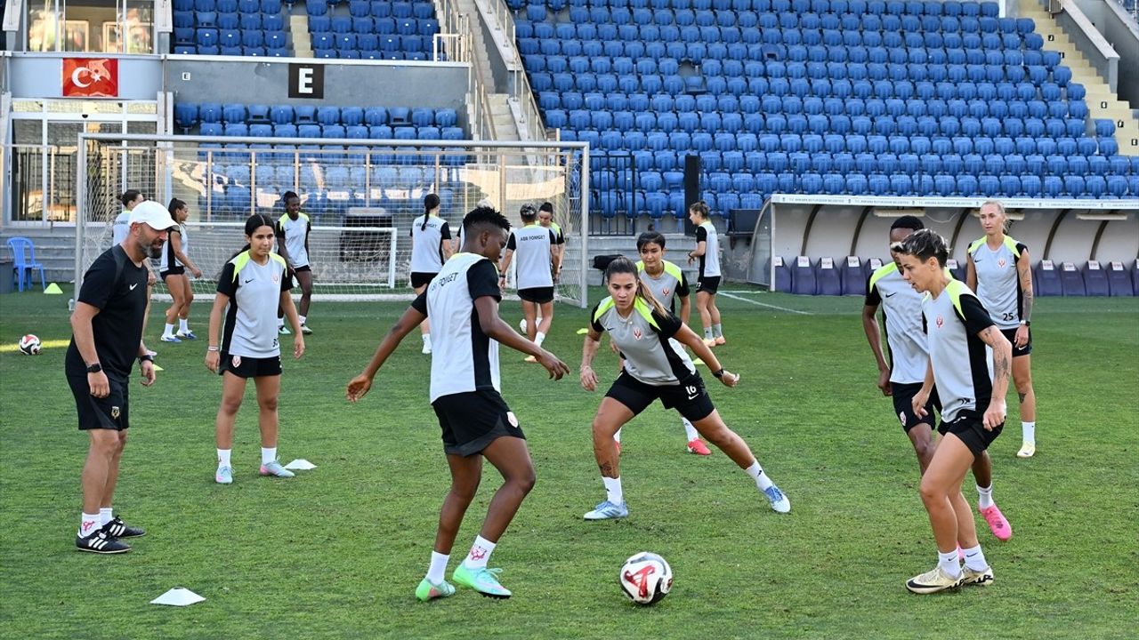 ABB FOMGET Kadın Futbol Takımı, Slavia Prag ile Maç Hazırlıklarına Devam Ediyor