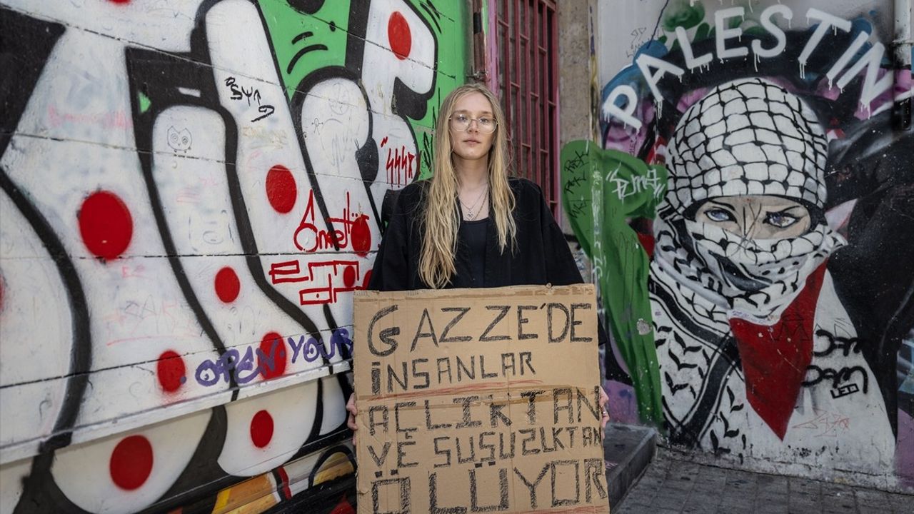 ABD'li Aktivist Cassandra McLaughlin, Kadıköy'de Gazze'nin Sesi Oldu