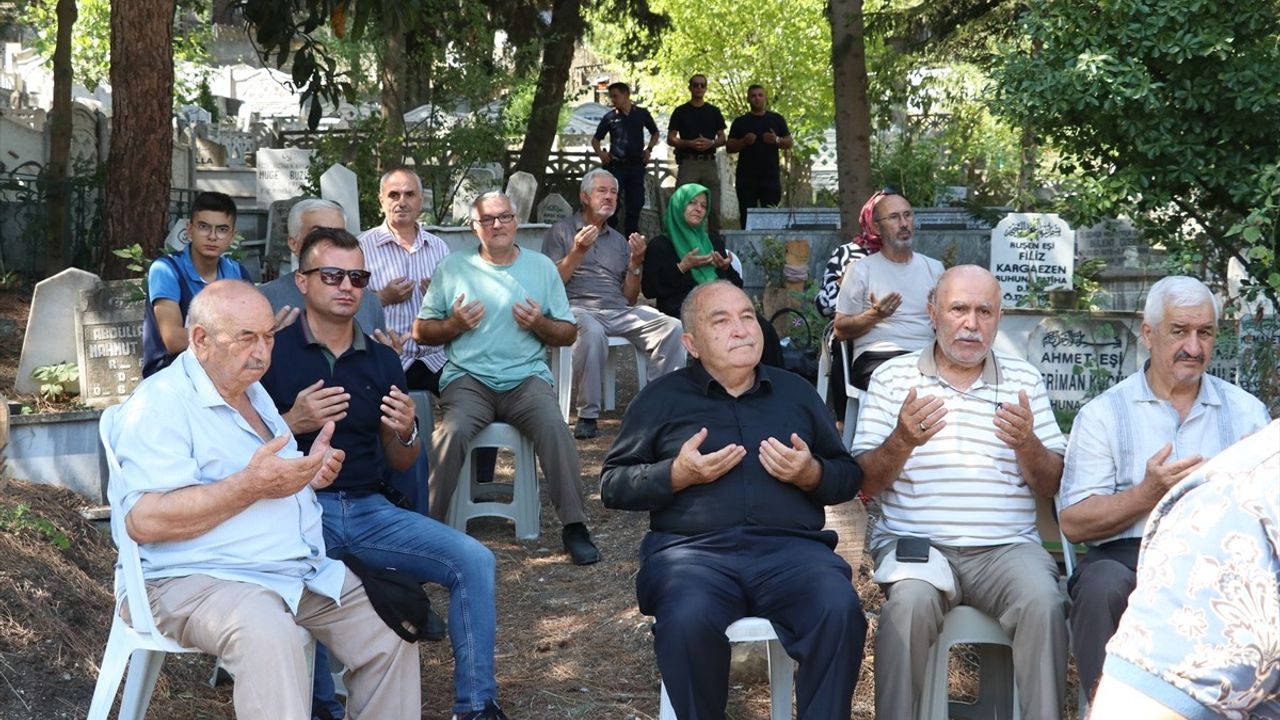 Acılı Anne, Depremde Kaybettiği Oğlunun Yasını Tutuyor