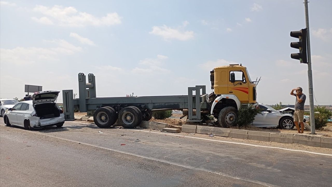 Adana'da Kamyon Kazası: 3 Yaralı