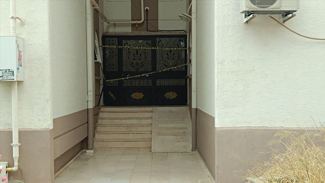 Adana'da Merdiveni Çöken Apartmanda Mahsur Kalan 20 Kişi Kurtarıldı