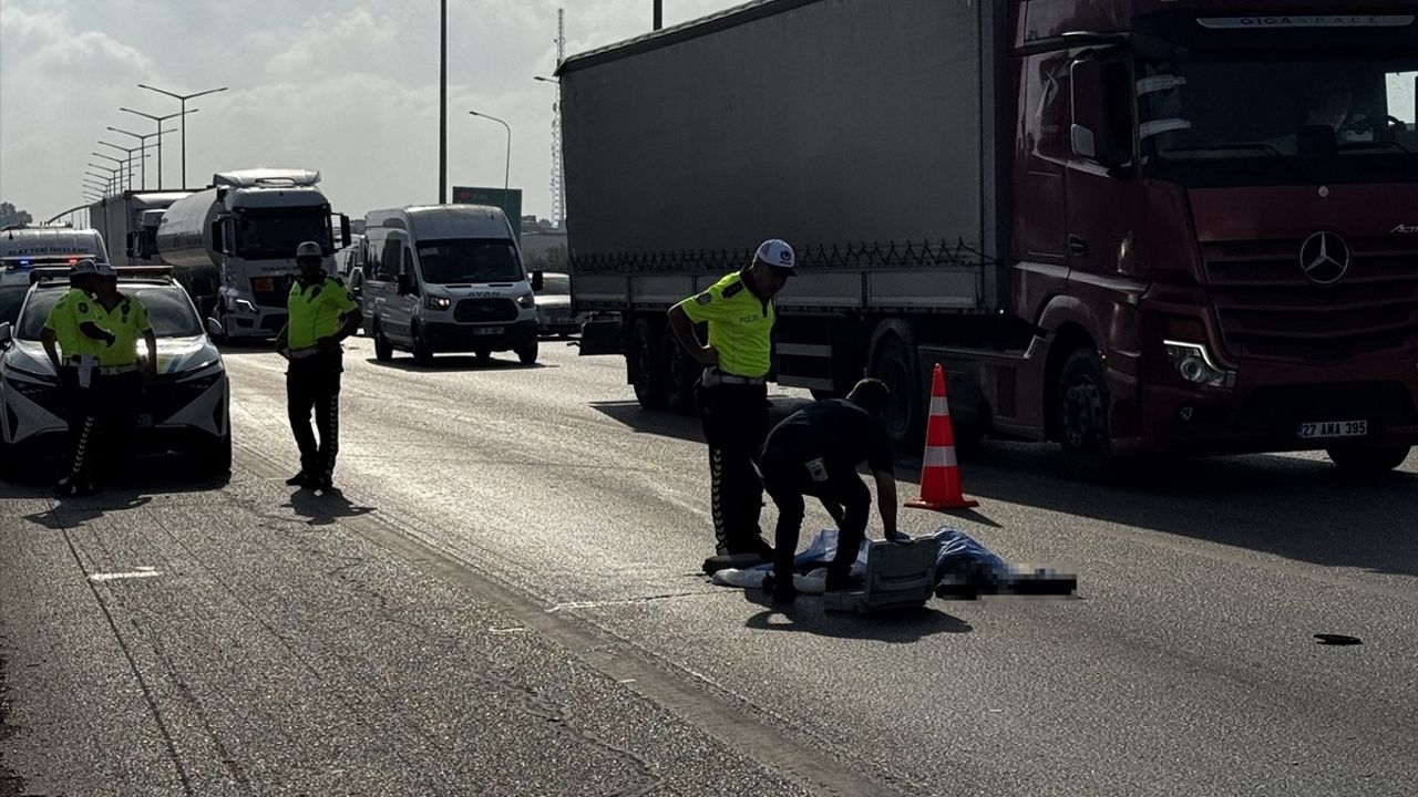 Adana'da Tır Çarpması: Bir Yaya Hayatını Kaybetti