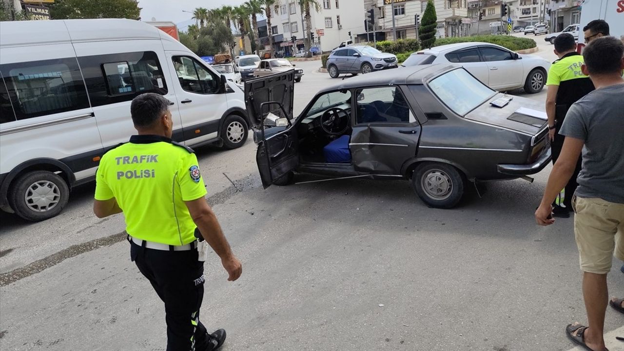Adana'da Trafik Kazası: 3 Yaralı