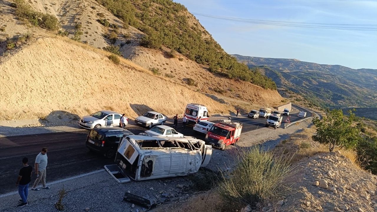 Adıyaman'da Minibüs Devrildi: 19 Yaralı