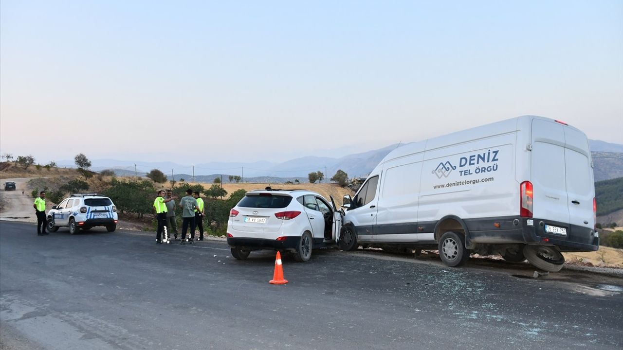 Adıyaman'da Minibüs ve Otomobil Kazası: 5 Yaralı