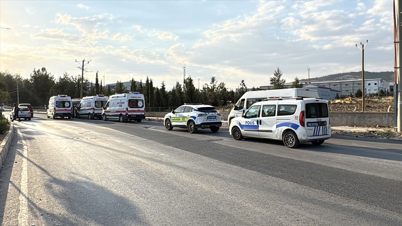 Adıyaman'da Yolcu Minibüsü Kaza Geçirdi: 8 Yaralı