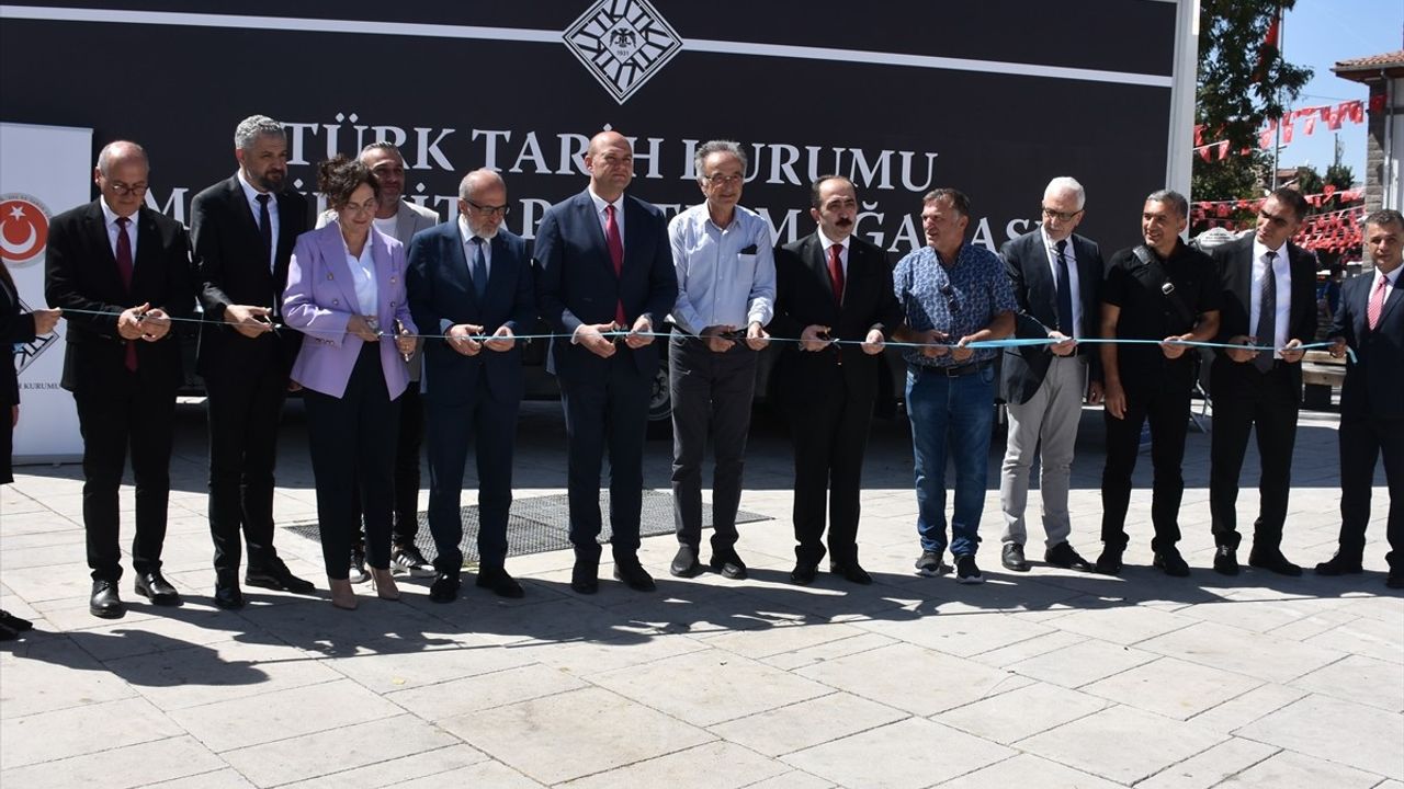 Afyonkarahisar'da Türk Tarih Kurumu Mobil Mağazası Açıldı