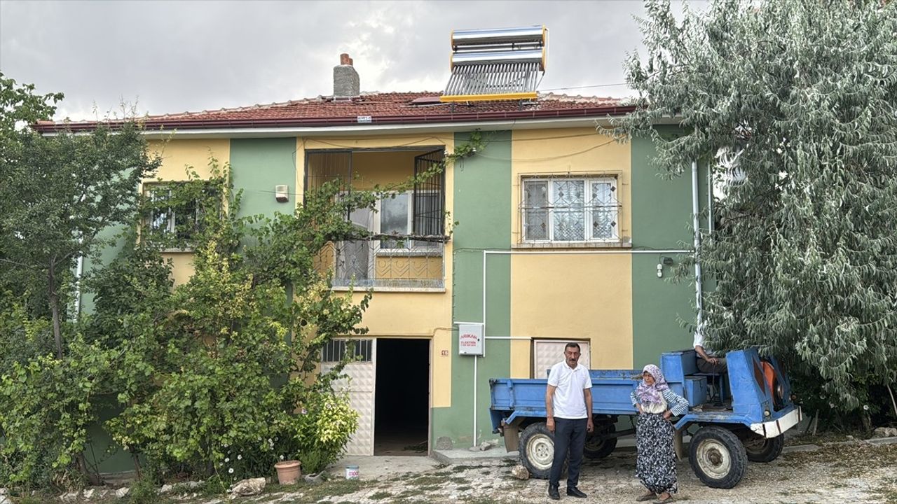 Afyonkarahisar’da Yaşlı Çiftin Jandarmaya Bağışı