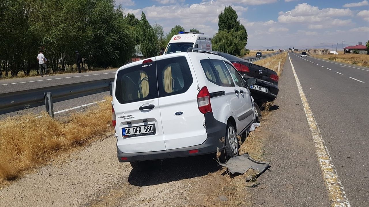 Ağrı'da Trafik Kazası: İl Sağlık Müdürü Yaralandı