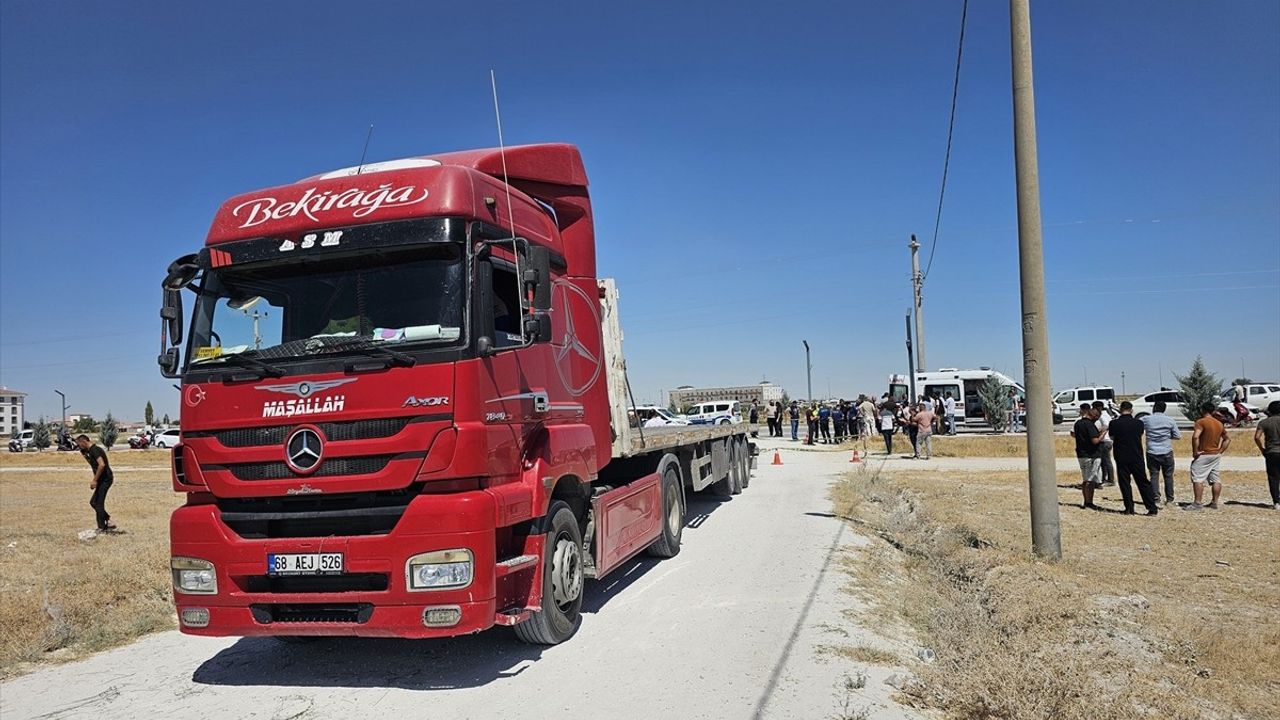 Aksaray'da Motosiklet Tırı Çarptı: Genç Sürücü Hayatını Kaybetti