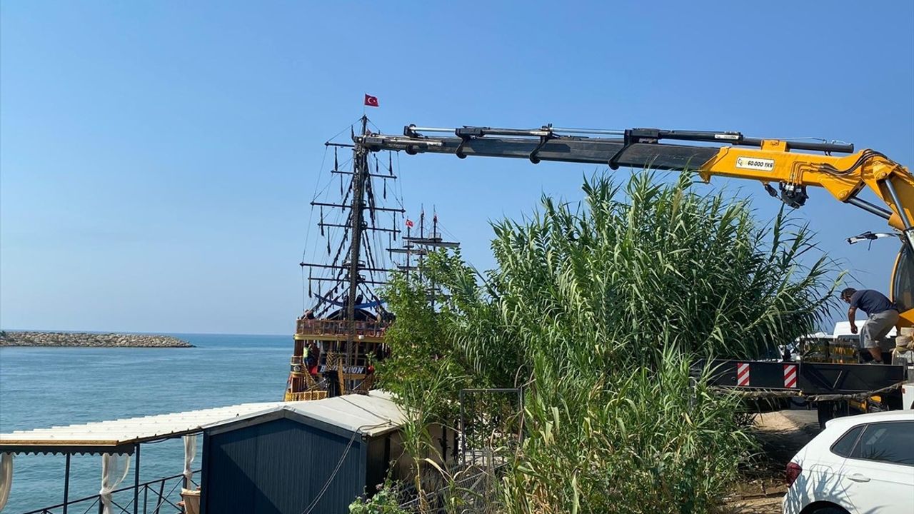 Aksu Çayı'ndaki Kaçak Konteyner Yapılar Kaldırıldı