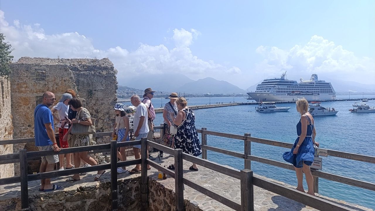 Alanya'ya Gelen Nautica Kruvaziyeri 602 Yolcu Taşıdı