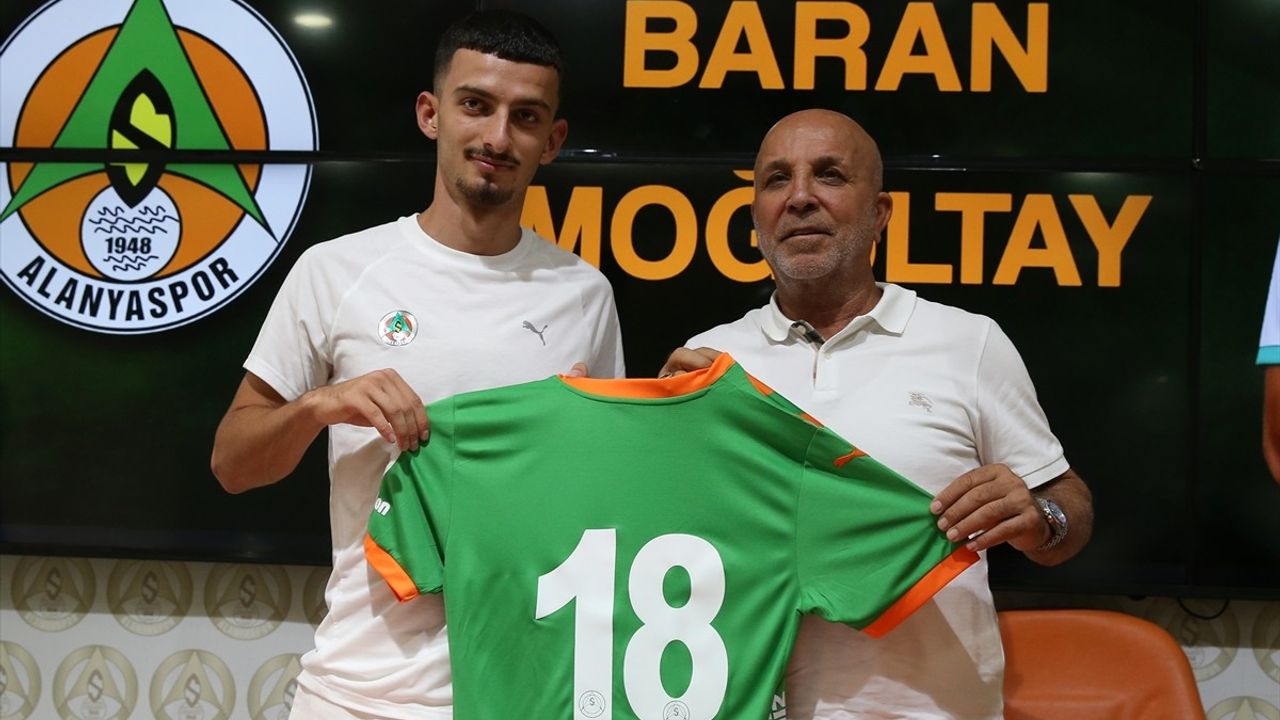 Alanyaspor'dan 4 Yeni Transferle İmza Töreni