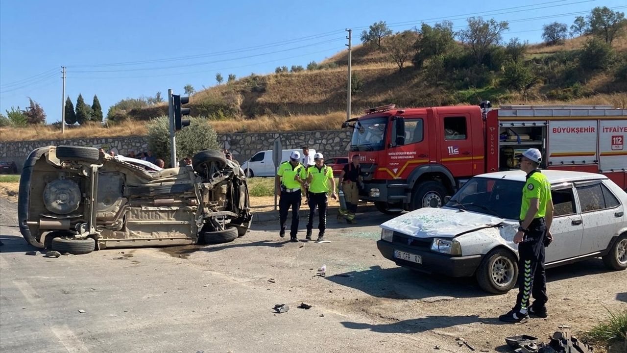 Alaşehir'de Ambulans-Otomobil Çarpışması: 1 Ölü, 6 Yaralı